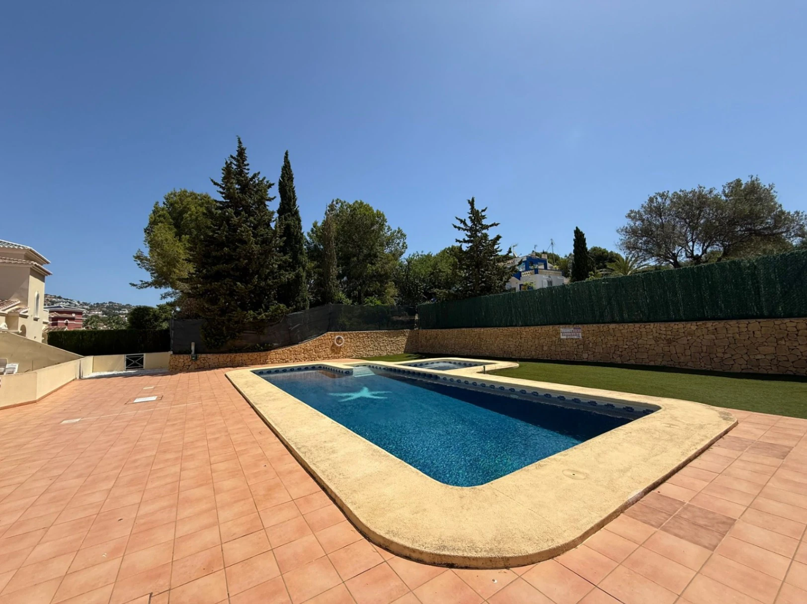Bungalow con encanto, amplia terraza y piscina comunitaria en una de las mejores zonas de Calpe