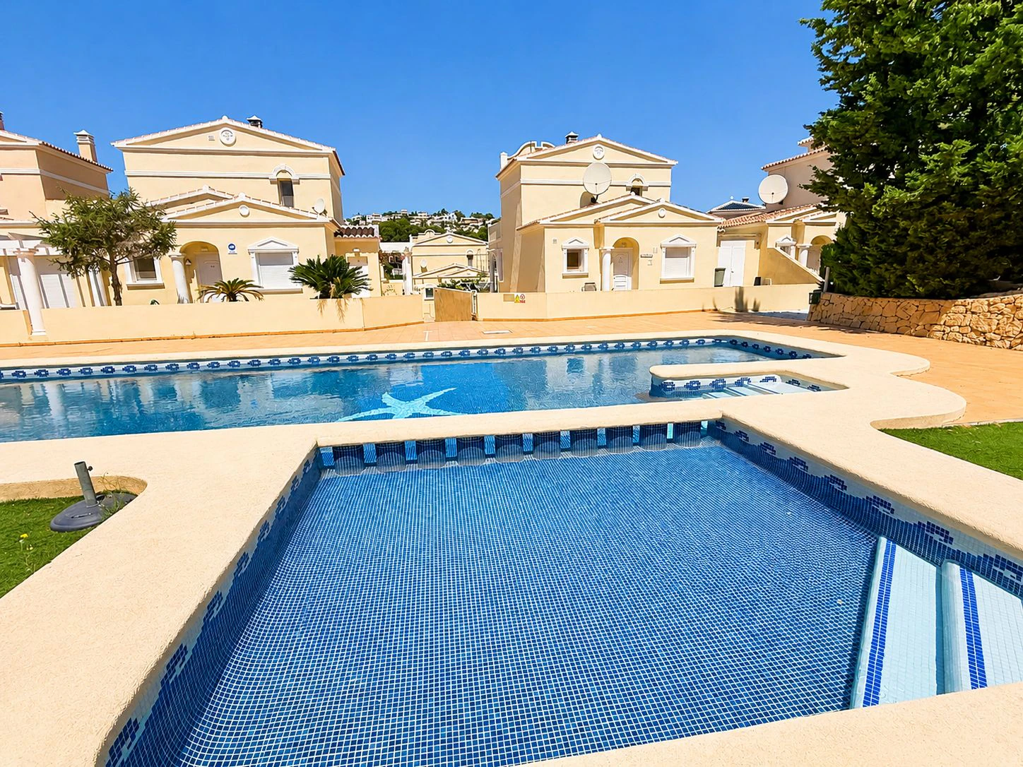 B436 - Bungalow con encanto, amplia terraza y piscina comunitaria en una de las mejores zonas de Calpe