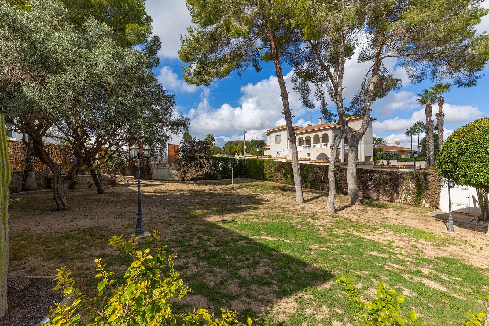 Independent villa with private pool and garden, 5 bedrooms+3 bathrooms in Las Filipinas, Orihuela Costa, Alicante