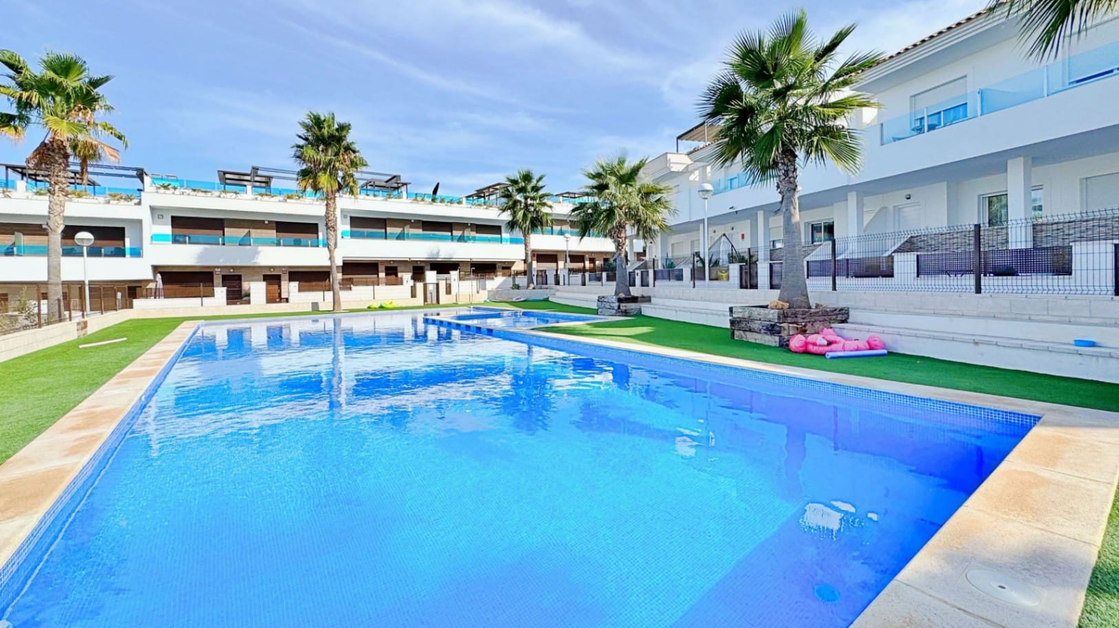 Townhouse in Torrevieja with 3 bedrooms and 3 bathrooms.