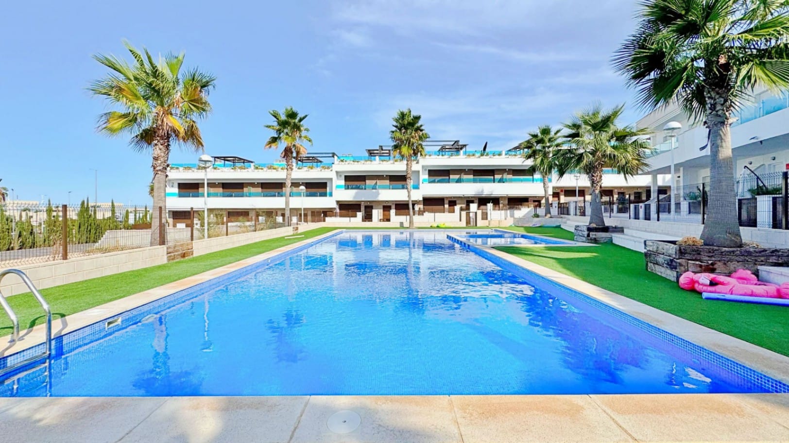 Townhouse in Torrevieja with 3 bedrooms and 3 bathrooms.