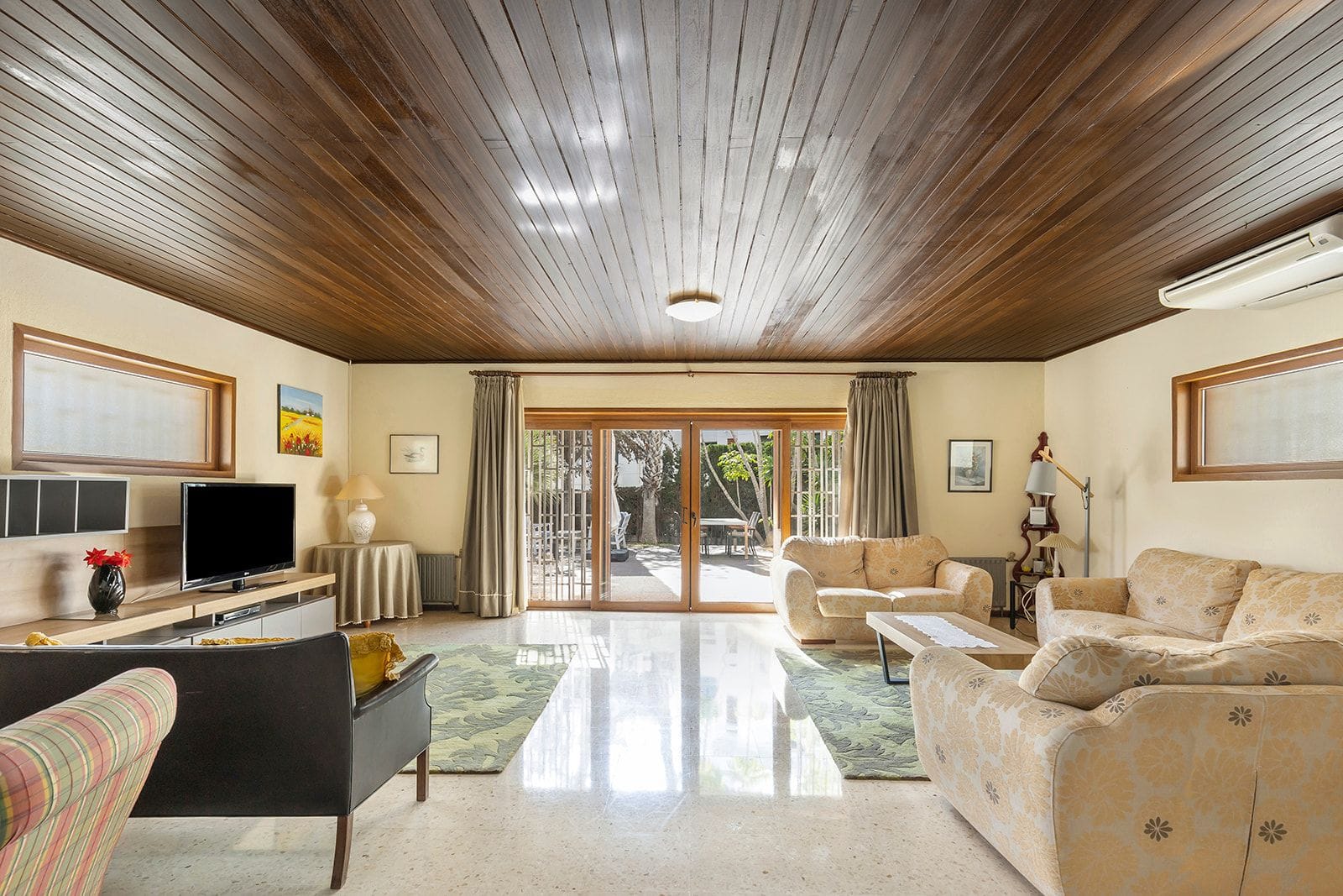 Independent villa with private pool and garden, 5 bedrooms+3 bathrooms in Las Filipinas, Orihuela Costa, Alicante