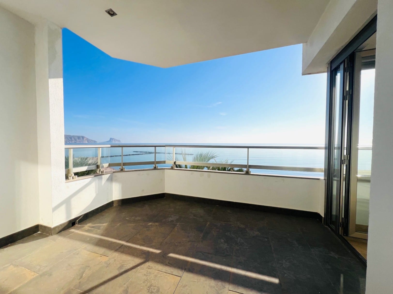 Spectacular apartment on the first line of Altea