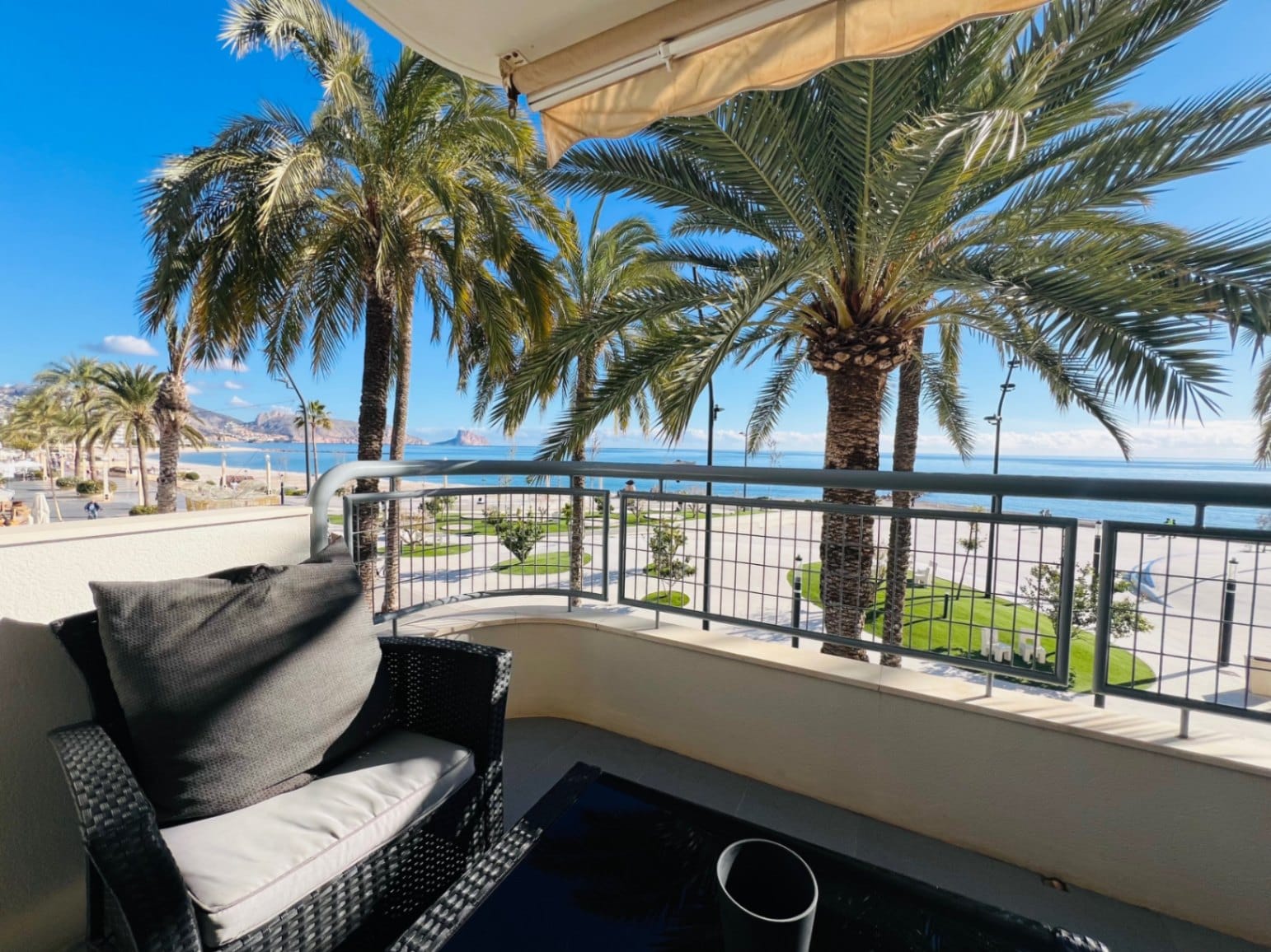 Fantastic apartment on the first line of Altea