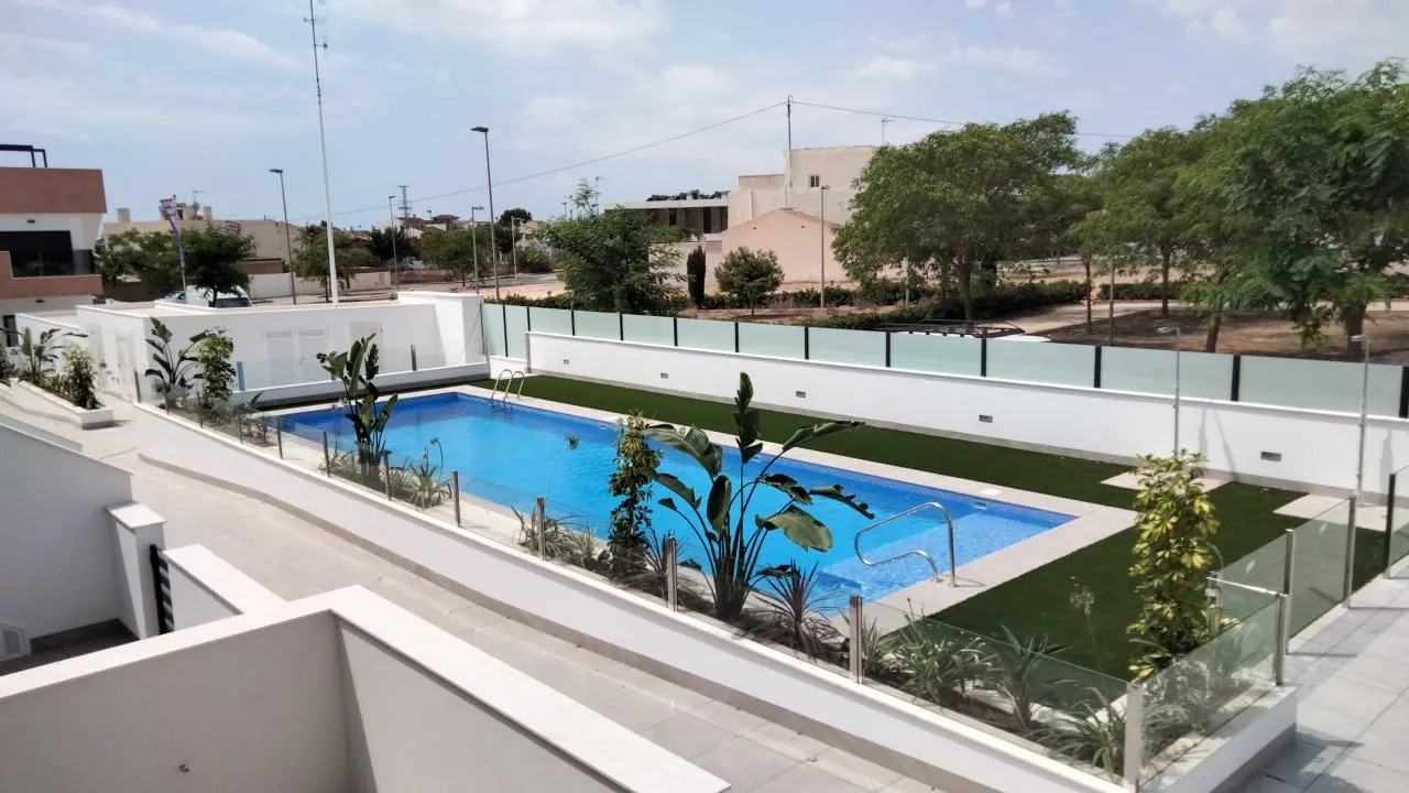 Bungalow de dos dormitorios a 500 m de la playa en Torre de la Horadada.