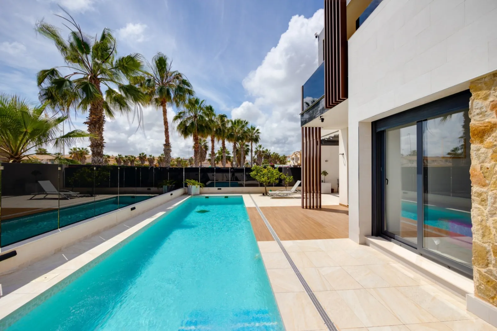 Increíble Villa de tres dormitorios en venta en Lomas de Cabo Roig, Orihuela Costa