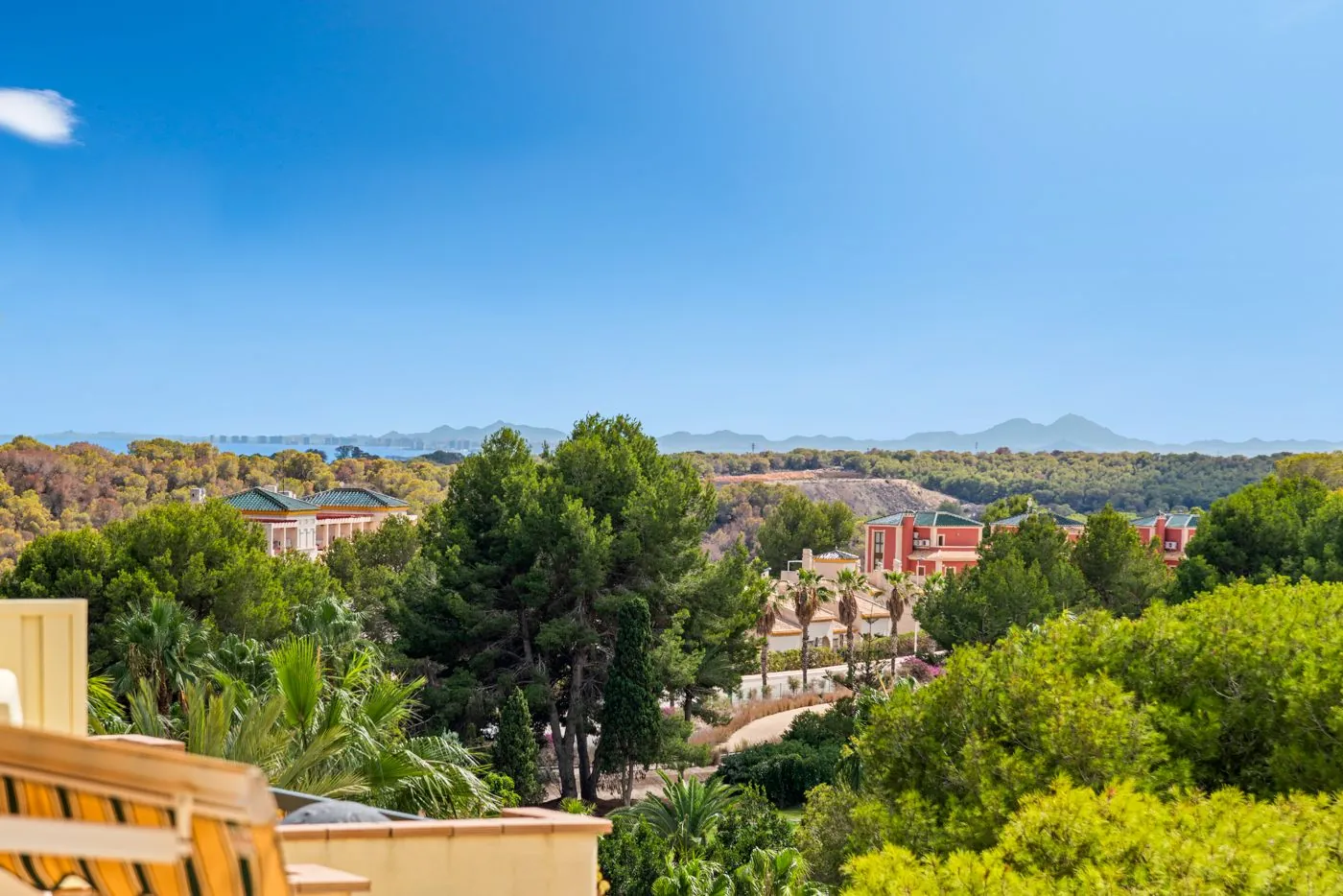 Ático de dos dormitorios con vistas al mar y al golf en Campoamor.