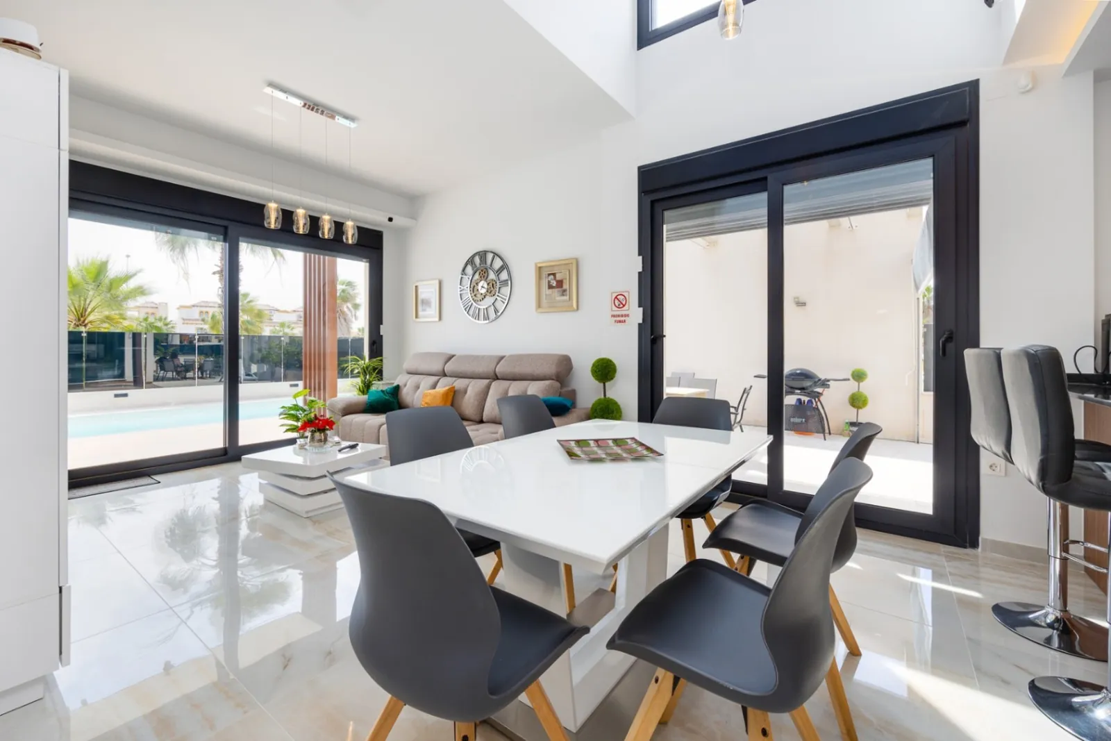 Increíble Villa de tres dormitorios en venta en Lomas de Cabo Roig, Orihuela Costa