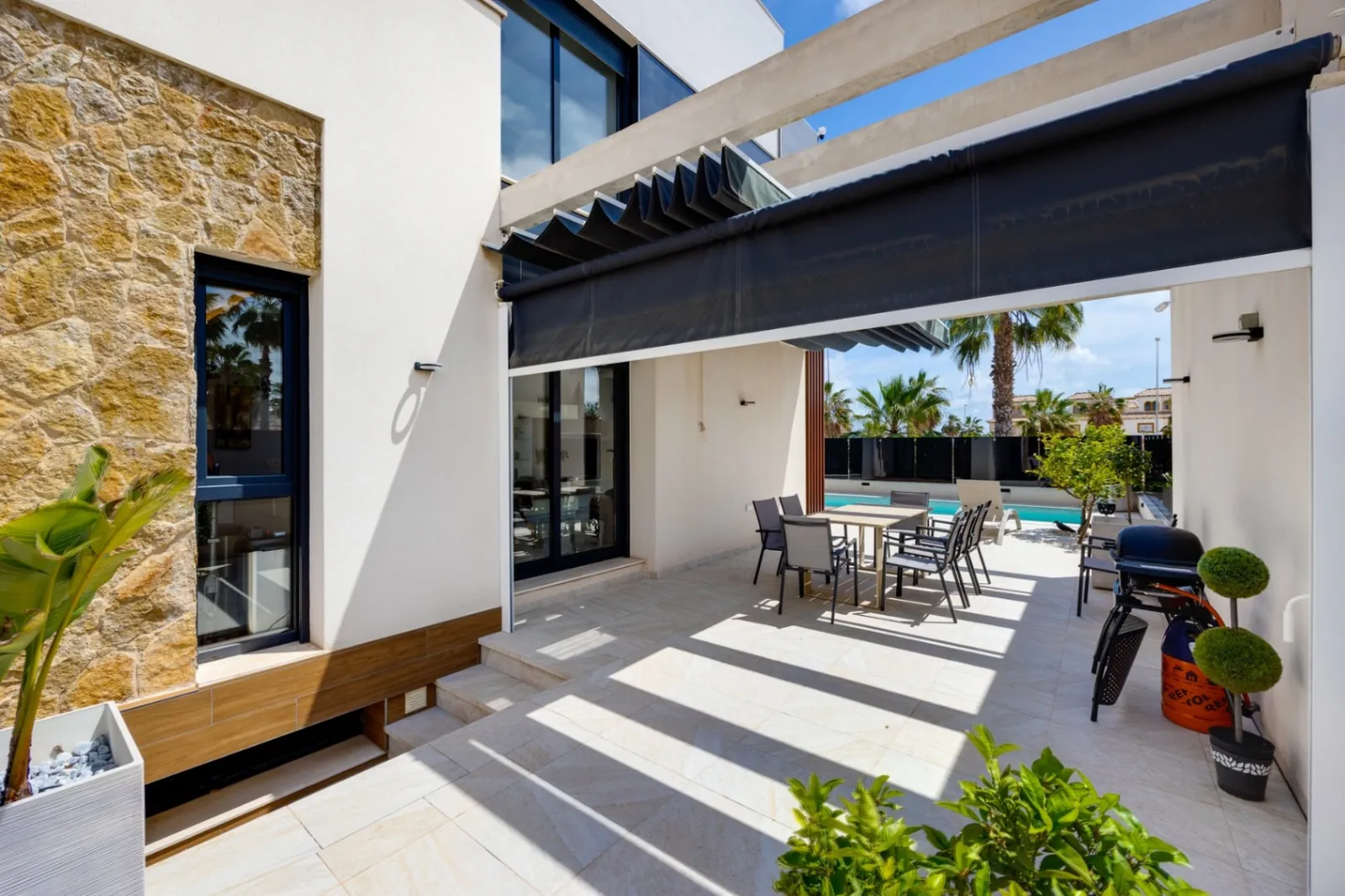 Increíble Villa de tres dormitorios en venta en Lomas de Cabo Roig, Orihuela Costa