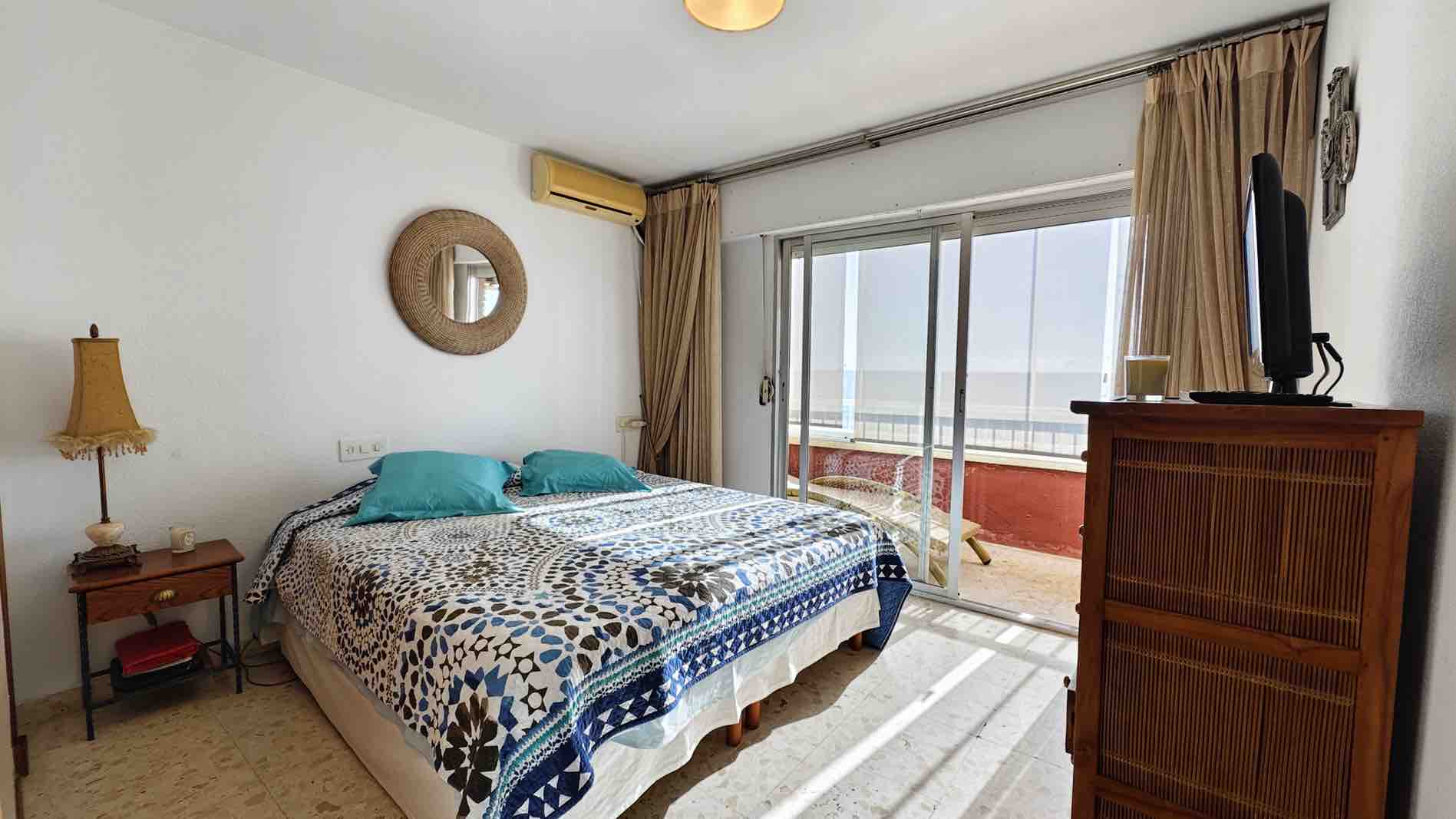 Apartamento de tres habitaciones con impresionantes vistas al mar en Torrevieja.