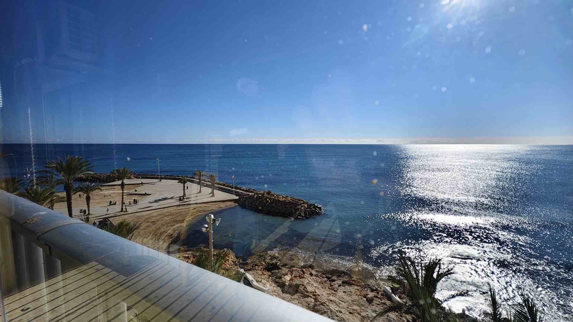 Apartamento de tres habitaciones con impresionantes vistas al mar en Torrevieja.