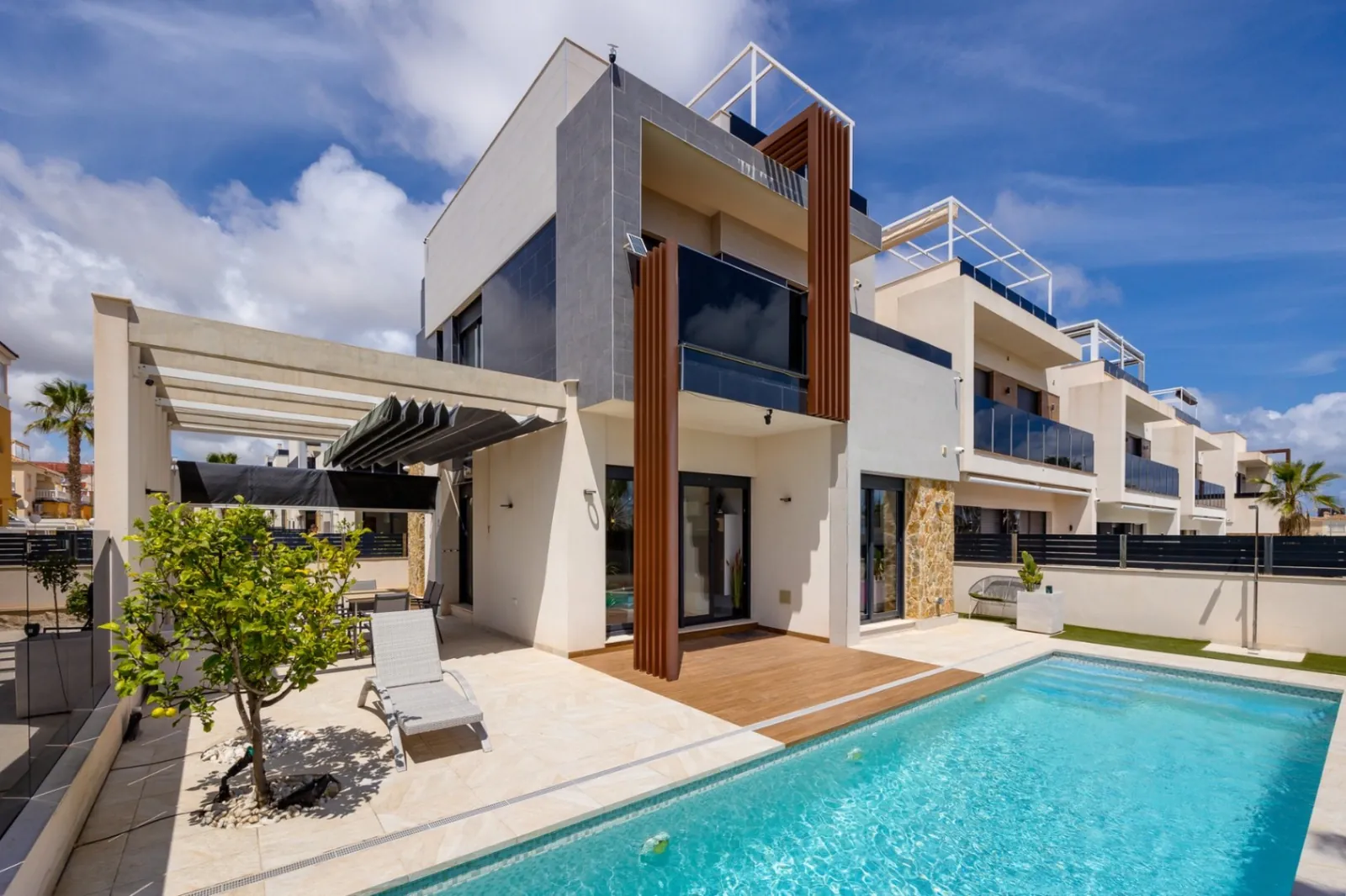 Increíble Villa de tres dormitorios en venta en Lomas de Cabo Roig, Orihuela Costa