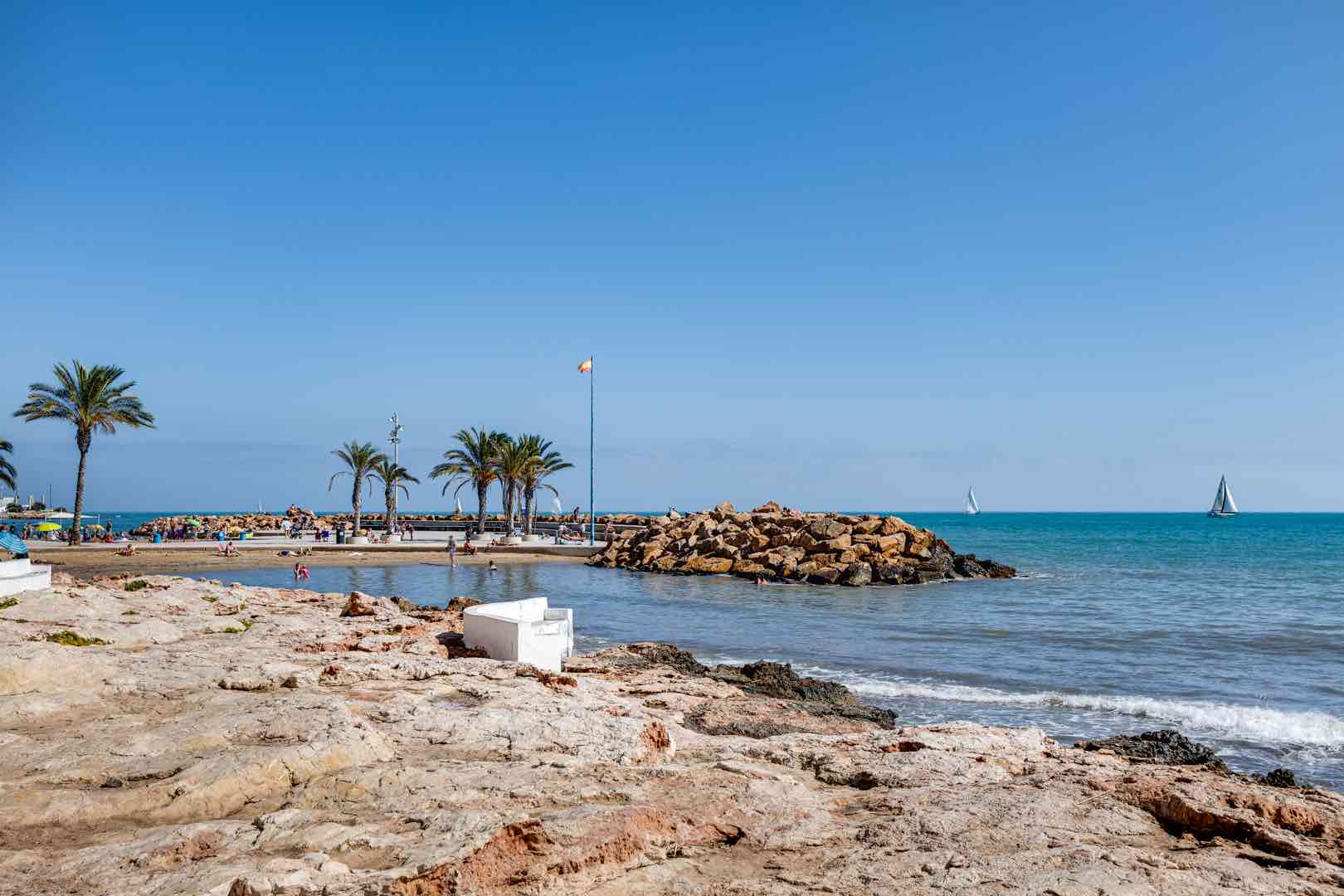 Apartamento de tres habitaciones con impresionantes vistas al mar en Torrevieja.