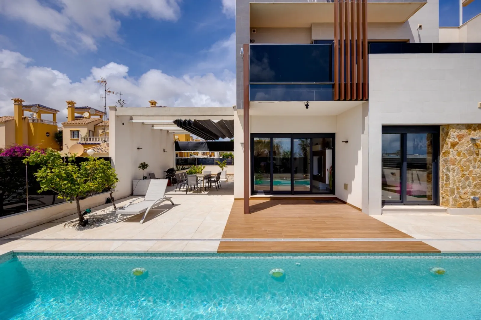 Increíble Villa de tres dormitorios en venta en Lomas de Cabo Roig, Orihuela Costa