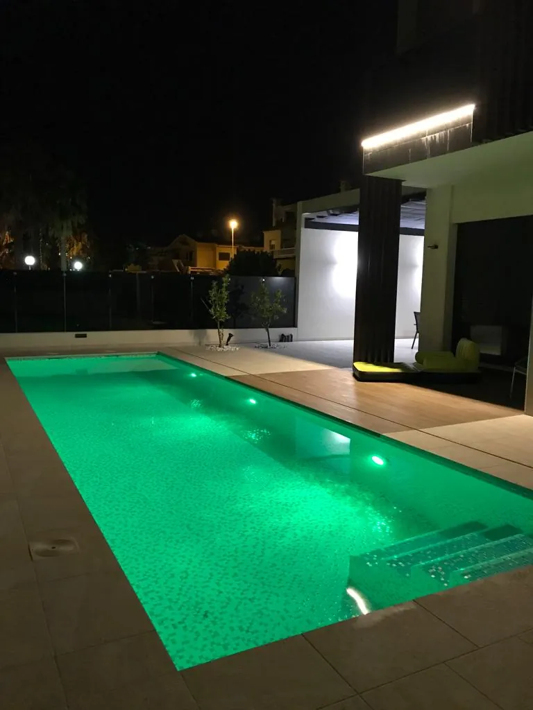 Increíble Villa de tres dormitorios en venta en Lomas de Cabo Roig, Orihuela Costa