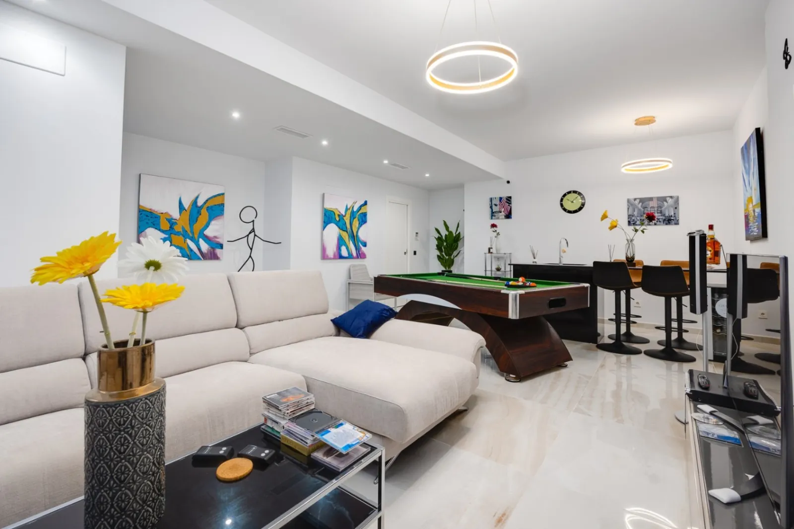 Increíble Villa de tres dormitorios en venta en Lomas de Cabo Roig, Orihuela Costa