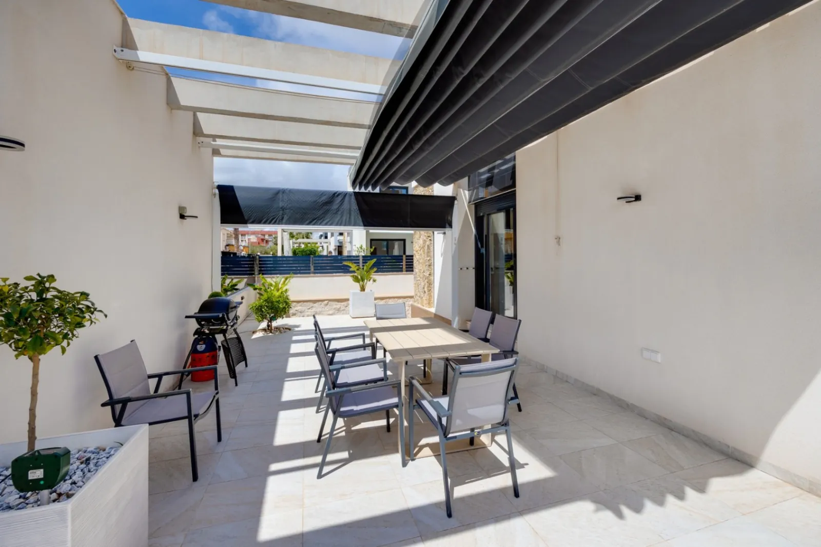 Increíble Villa de tres dormitorios en venta en Lomas de Cabo Roig, Orihuela Costa