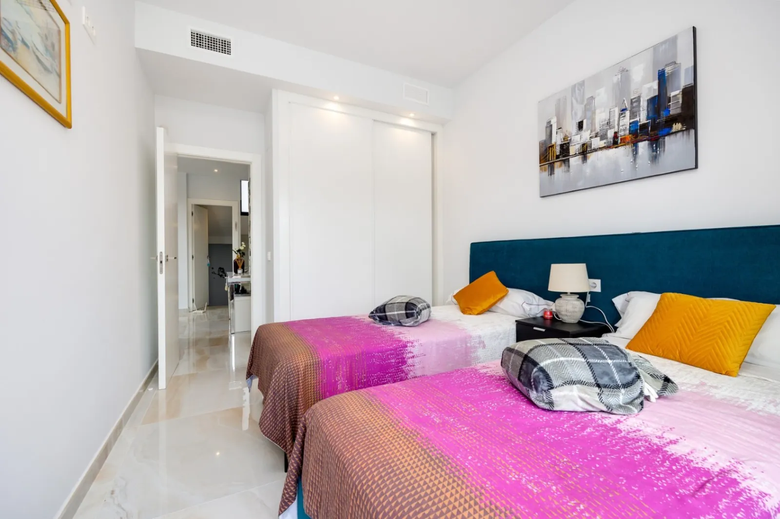 Increíble Villa de tres dormitorios en venta en Lomas de Cabo Roig, Orihuela Costa
