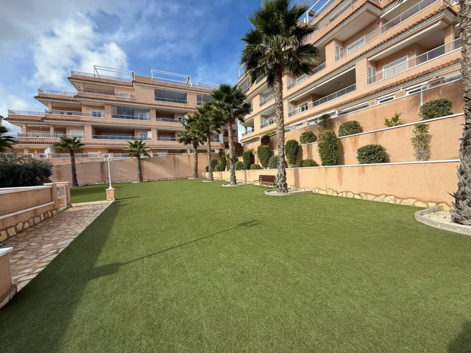 Apartamento de dos dormitorios en venta en Villamartín, Orihuela Costa