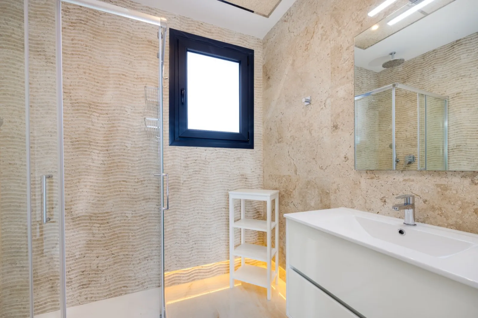 Increíble Villa de tres dormitorios en venta en Lomas de Cabo Roig, Orihuela Costa