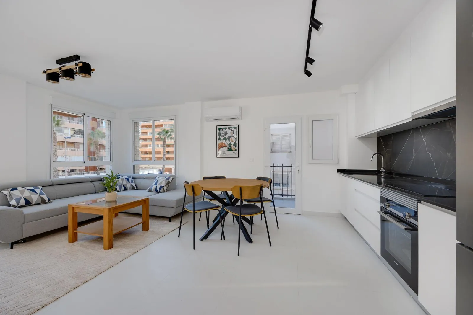 Magnifico Apartamento de tres dormitorios totalmente renovado con Vistas al Mar en venta en Torrevieja, Alicante
