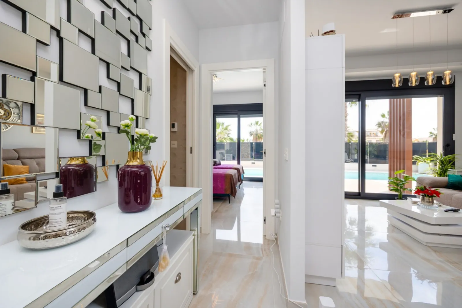 Increíble Villa de tres dormitorios en venta en Lomas de Cabo Roig, Orihuela Costa