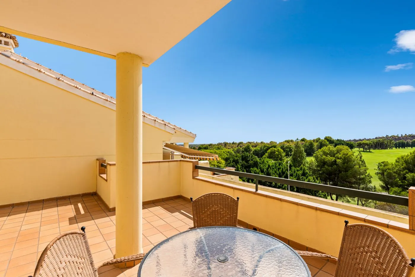 Ático de dos dormitorios con vistas al mar y al golf en Campoamor.