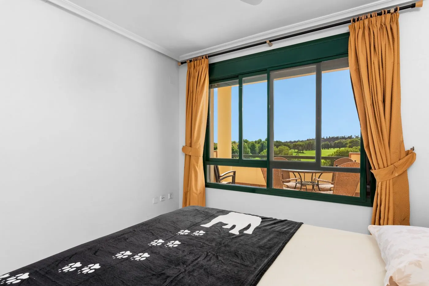 Ático de dos dormitorios con vistas al mar y al golf en Campoamor.