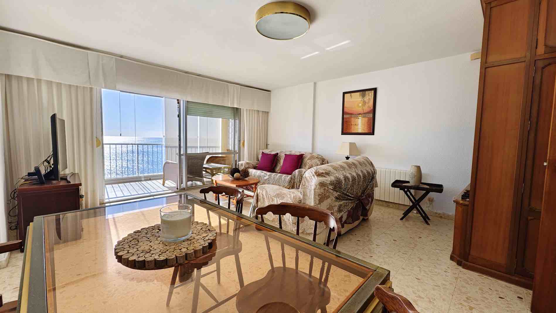Apartamento de tres habitaciones con impresionantes vistas al mar en Torrevieja.