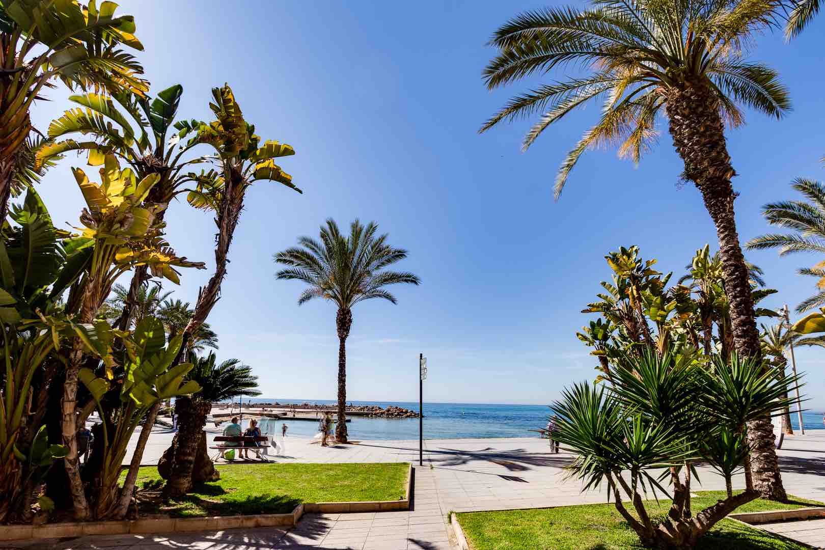 Apartamento de tres habitaciones con impresionantes vistas al mar en Torrevieja.