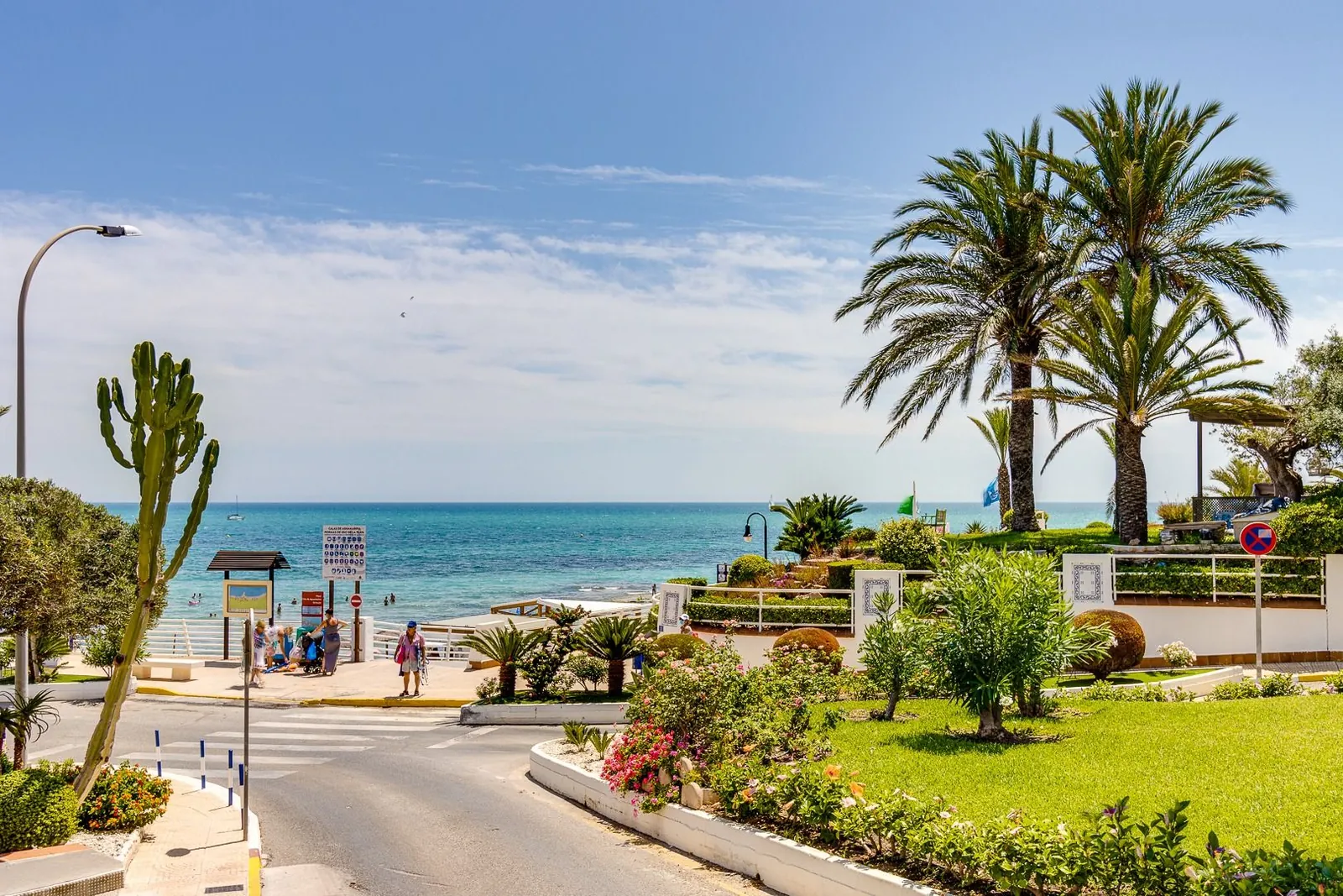 Increíble Villa de tres dormitorios en venta en Lomas de Cabo Roig, Orihuela Costa