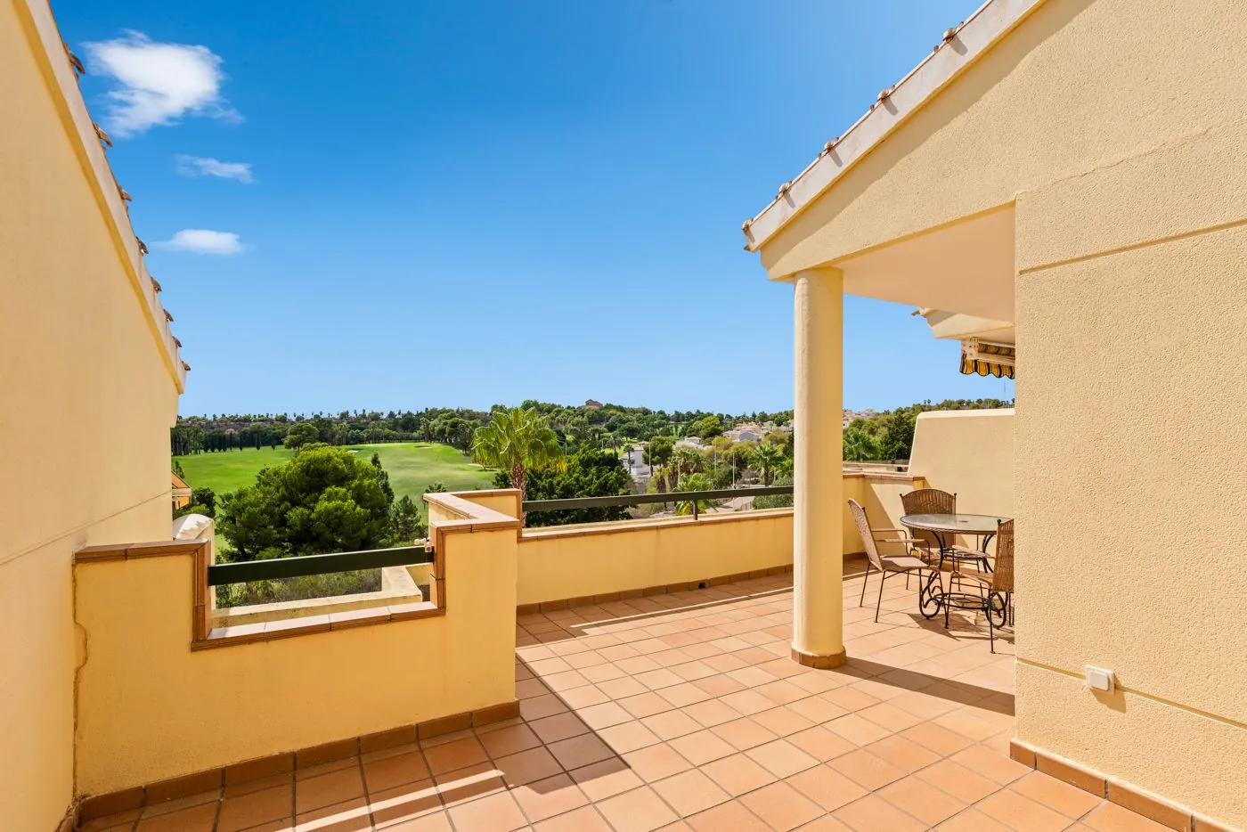 Ático de dos dormitorios con vistas al mar y al golf en Campoamor.