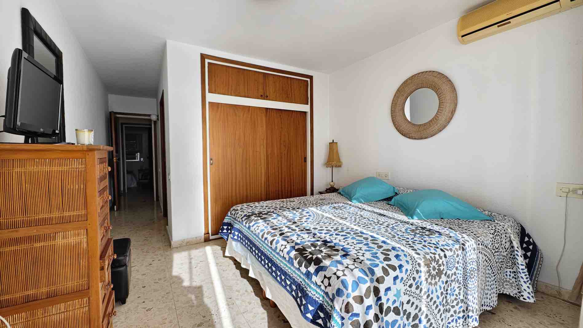 Apartamento de tres habitaciones con impresionantes vistas al mar en Torrevieja.