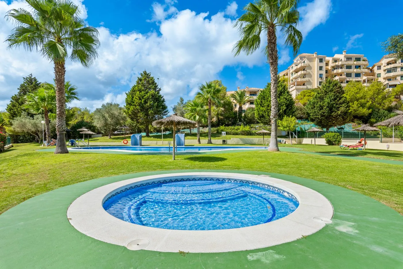 Ático de dos dormitorios con vistas al mar y al golf en Campoamor.
