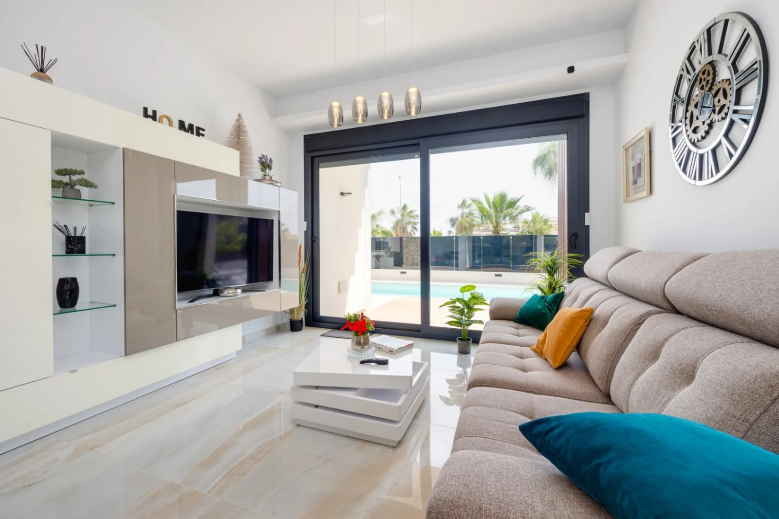 Increíble Villa de tres dormitorios en venta en Lomas de Cabo Roig, Orihuela Costa