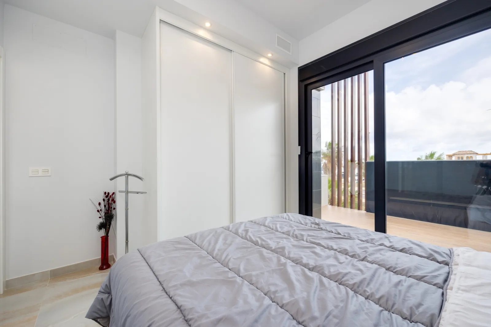 Increíble Villa de tres dormitorios en venta en Lomas de Cabo Roig, Orihuela Costa