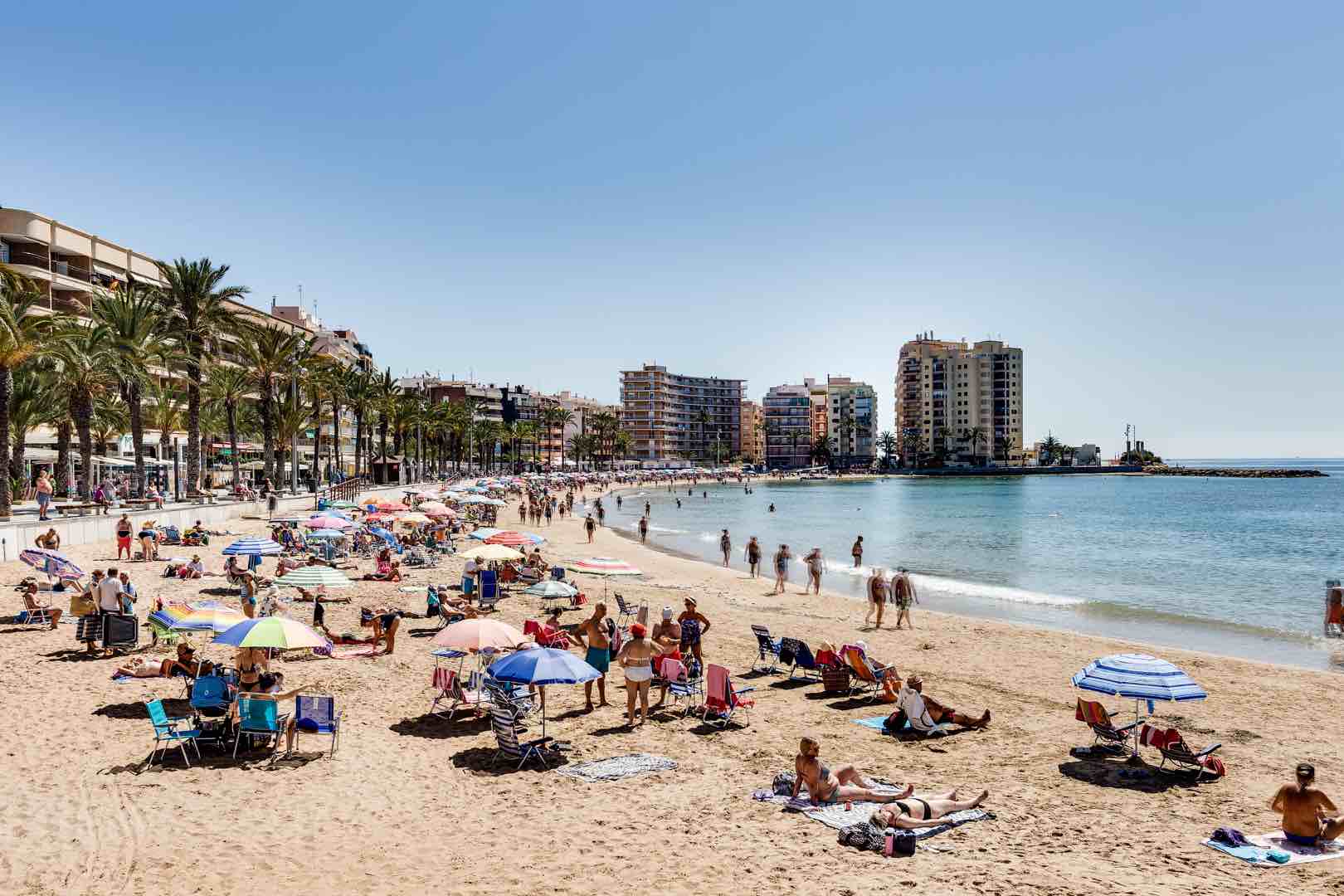 Apartamento de tres habitaciones con impresionantes vistas al mar en Torrevieja.