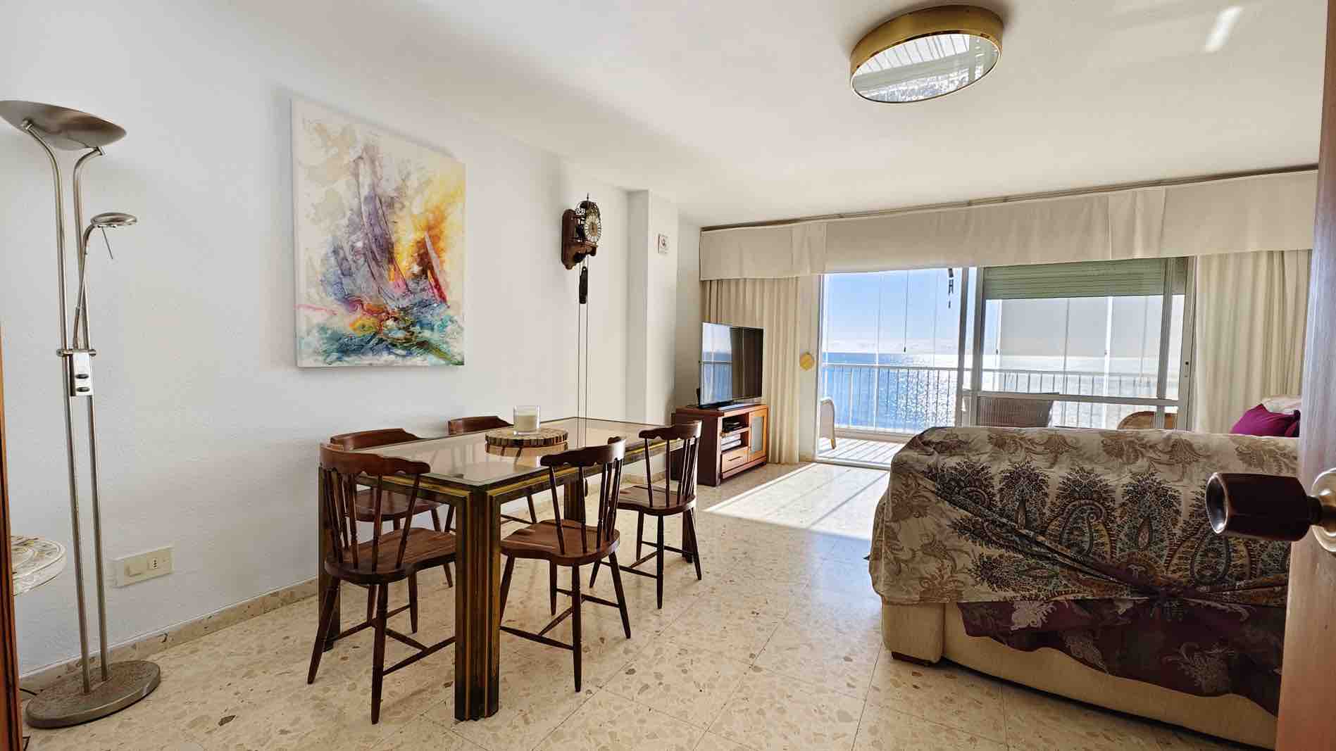 Apartamento de tres habitaciones con impresionantes vistas al mar en Torrevieja.
