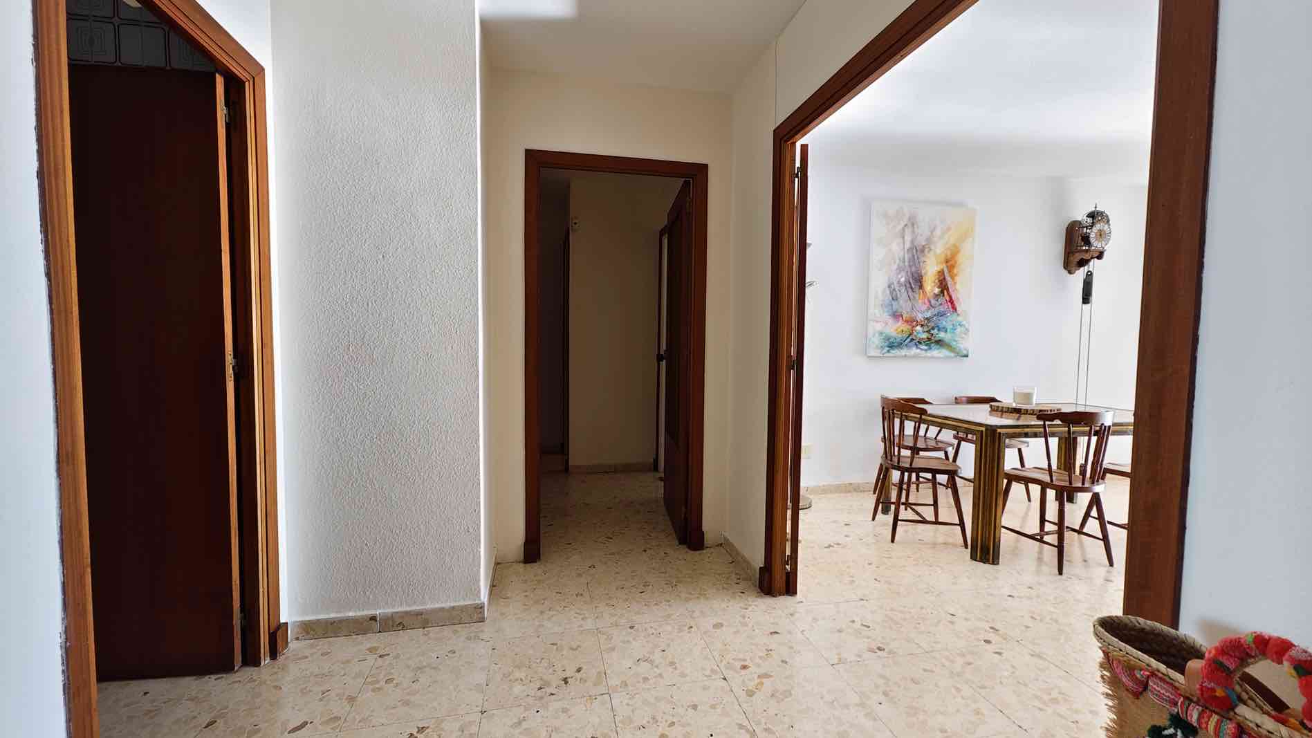 Apartamento de tres habitaciones con impresionantes vistas al mar en Torrevieja.