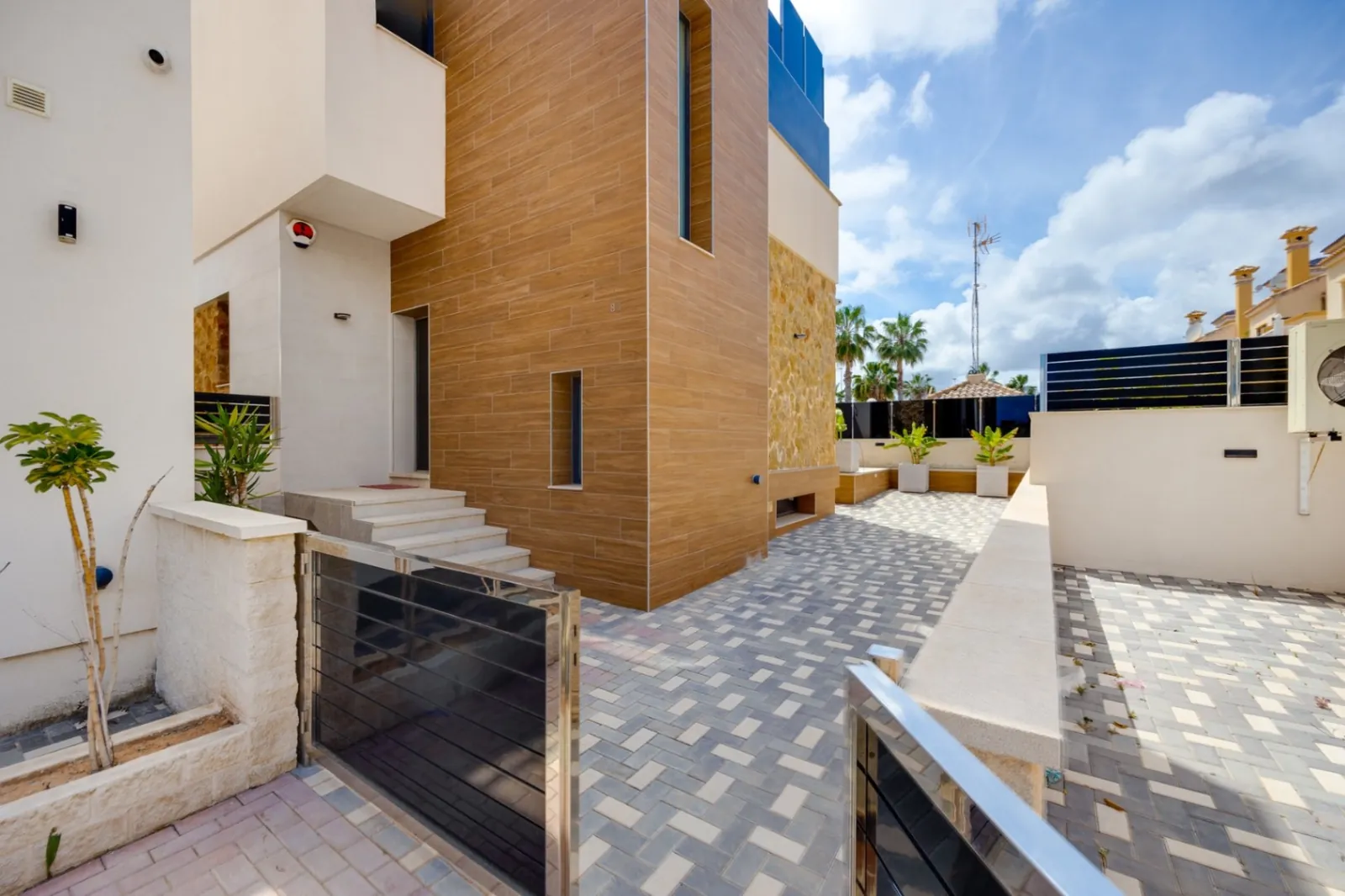 Increíble Villa de tres dormitorios en venta en Lomas de Cabo Roig, Orihuela Costa