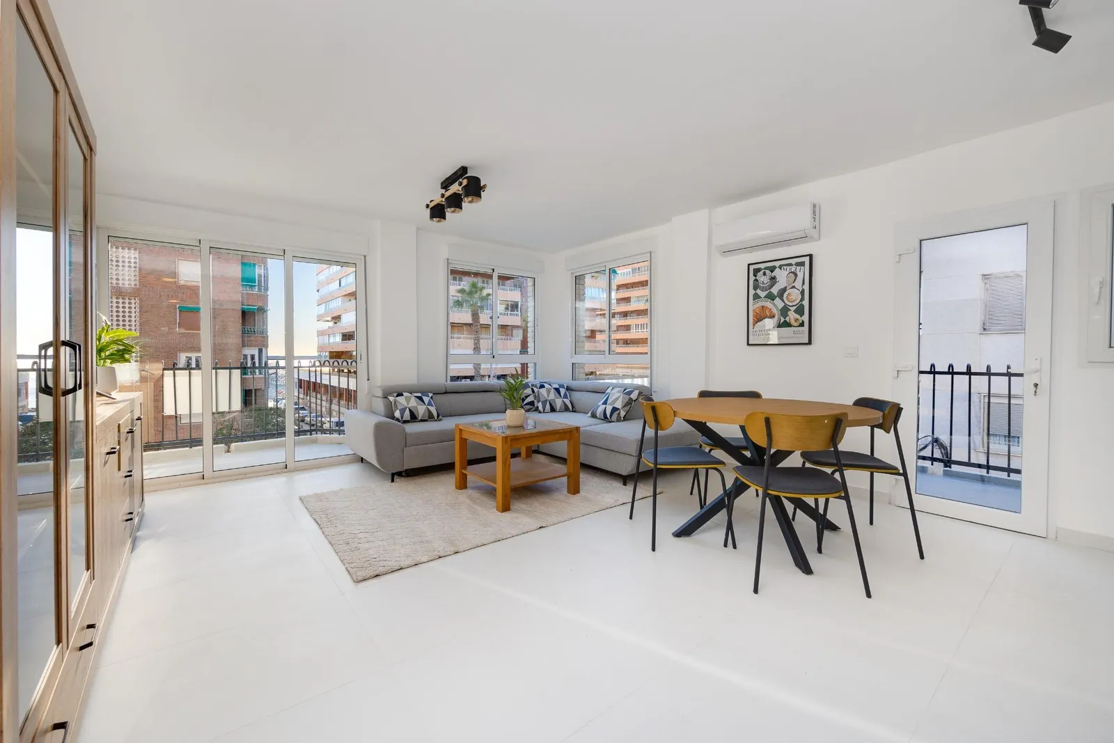 Magnifico Apartamento de tres dormitorios totalmente renovado con Vistas al Mar en venta en Torrevieja, Alicante