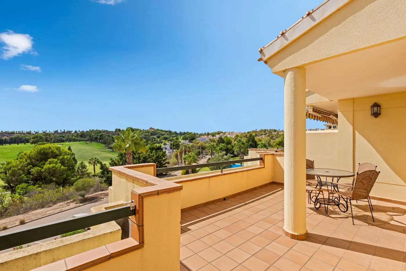 Ático de dos dormitorios con vistas al mar y al golf en Campoamor.