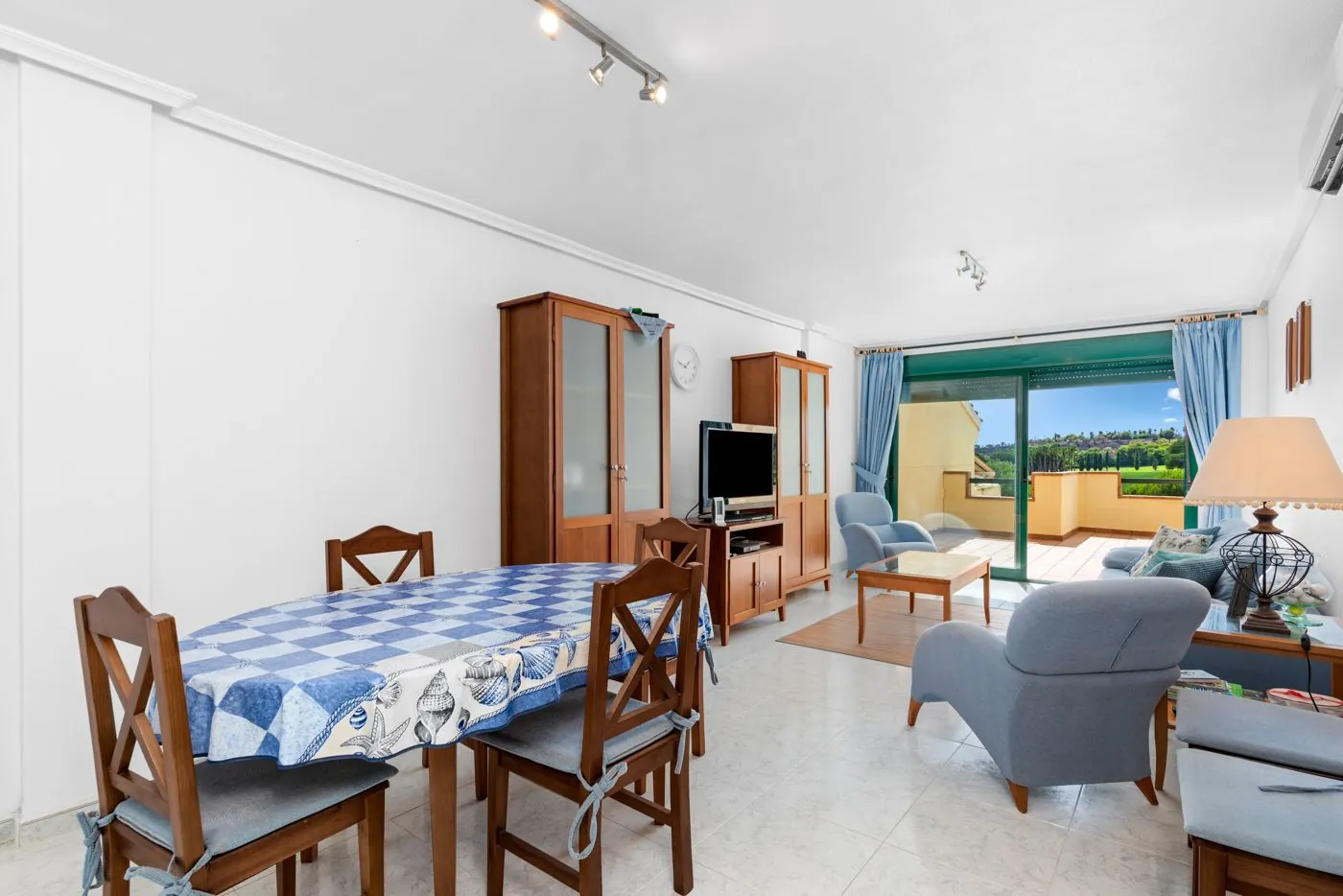 Ático de dos dormitorios con vistas al mar y al golf en Campoamor.