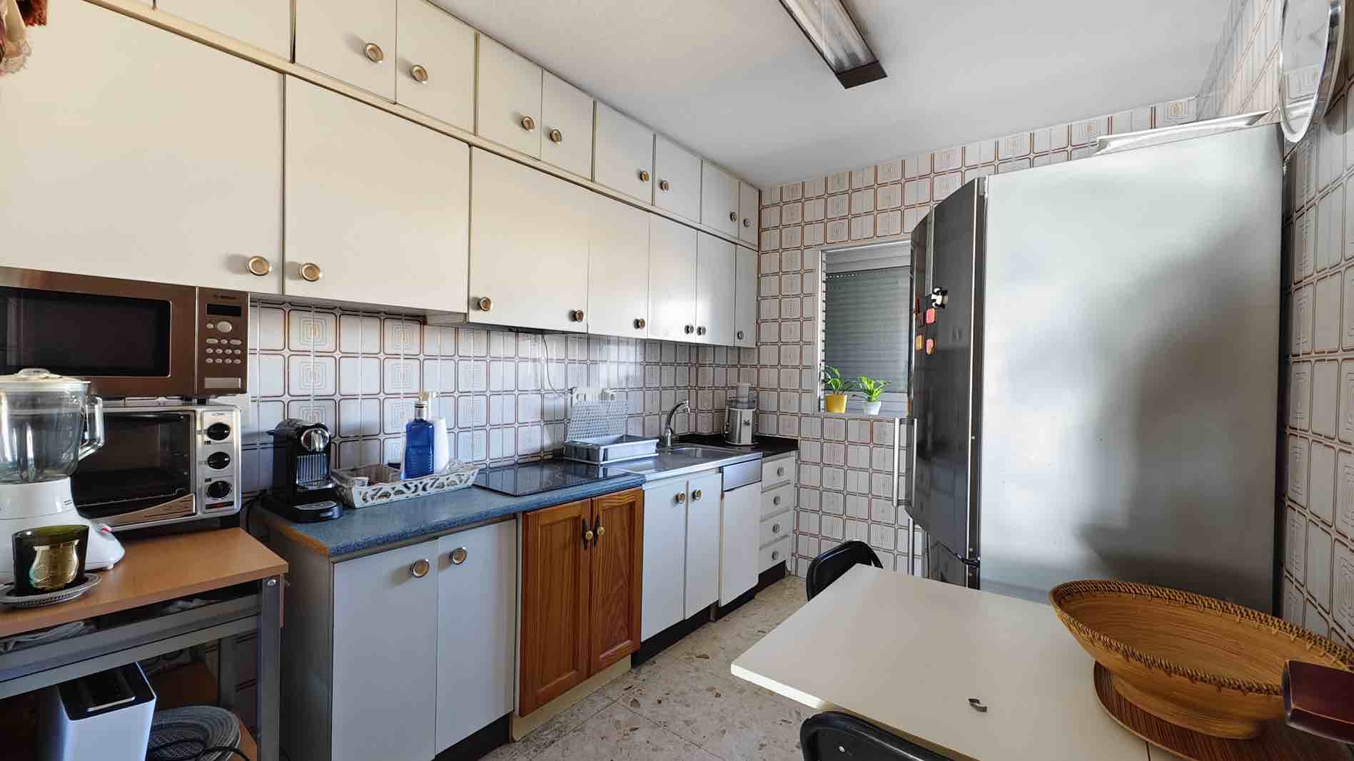 Apartamento de tres habitaciones con impresionantes vistas al mar en Torrevieja.
