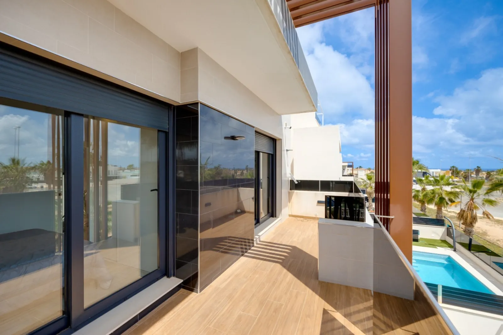 Increíble Villa de tres dormitorios en venta en Lomas de Cabo Roig, Orihuela Costa