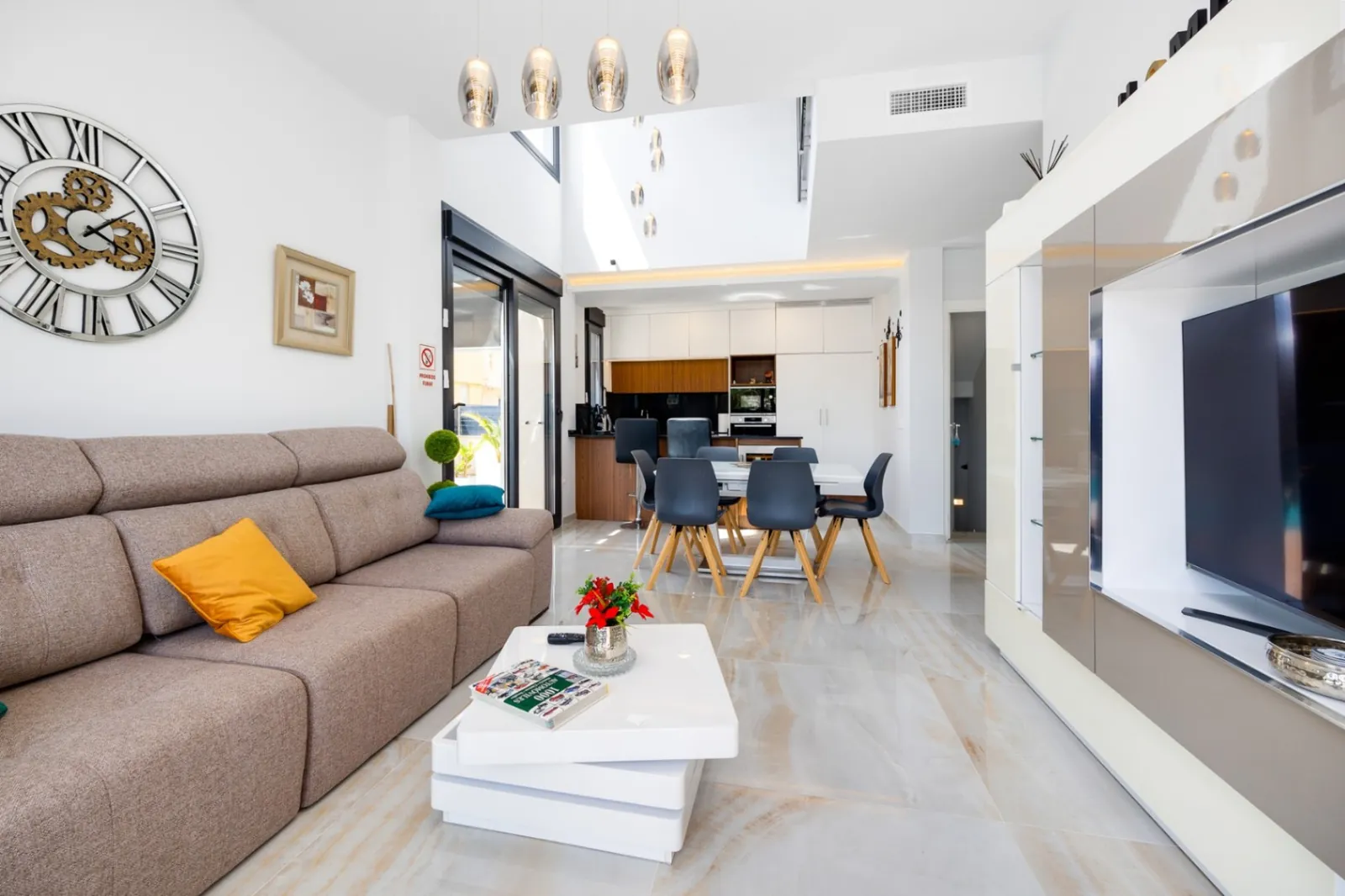 Increíble Villa de tres dormitorios en venta en Lomas de Cabo Roig, Orihuela Costa