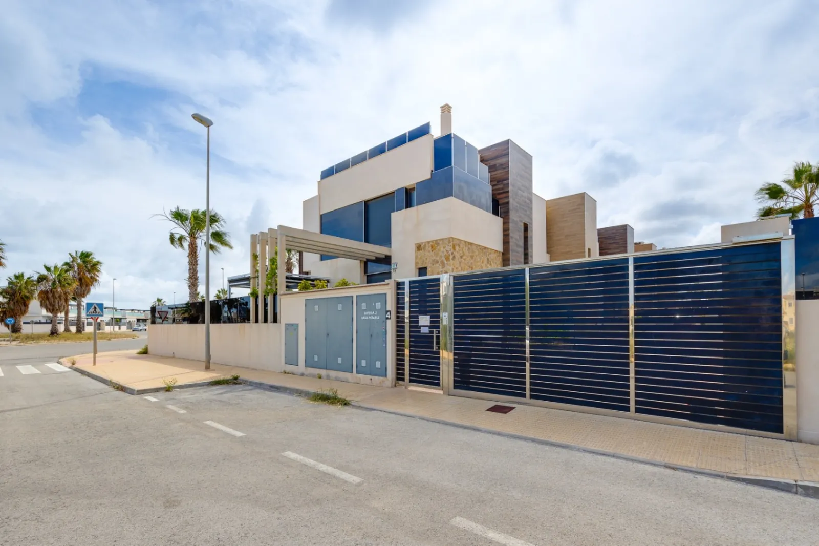 Increíble Villa de tres dormitorios en venta en Lomas de Cabo Roig, Orihuela Costa