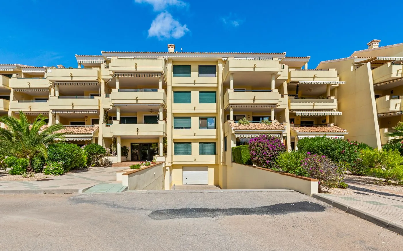 Ático de dos dormitorios con vistas al mar y al golf en Campoamor.
