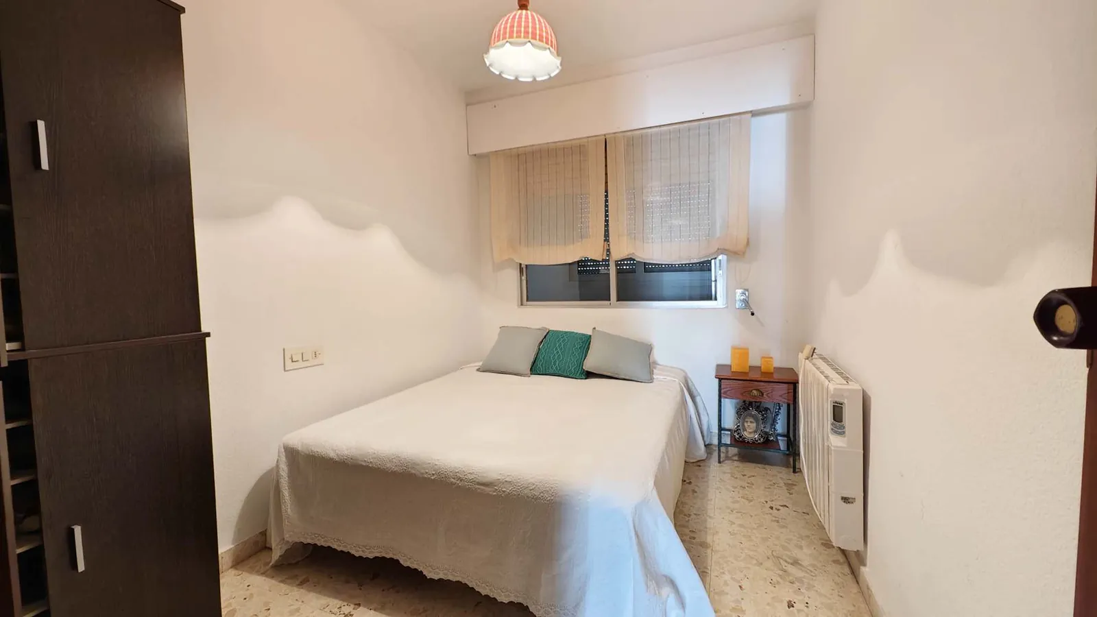 Apartamento de tres habitaciones con impresionantes vistas al mar en Torrevieja.