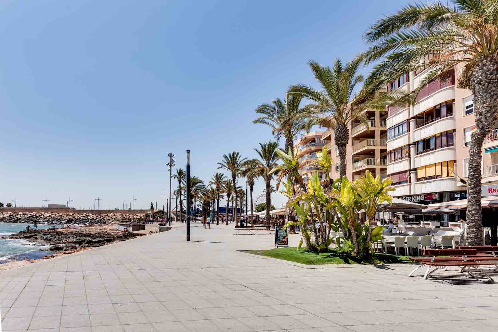 Apartamento de tres habitaciones con impresionantes vistas al mar en Torrevieja.